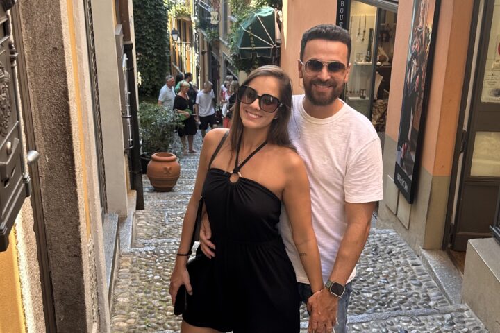 Casal caminhando por uma rua de Bellagio, na Itália