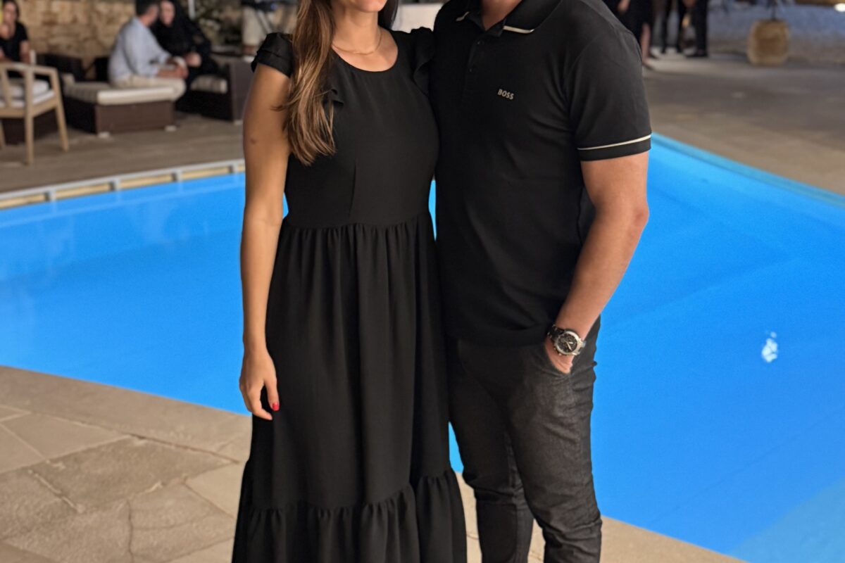 Casal em ambiente elegante na Itália, ao lado da piscina