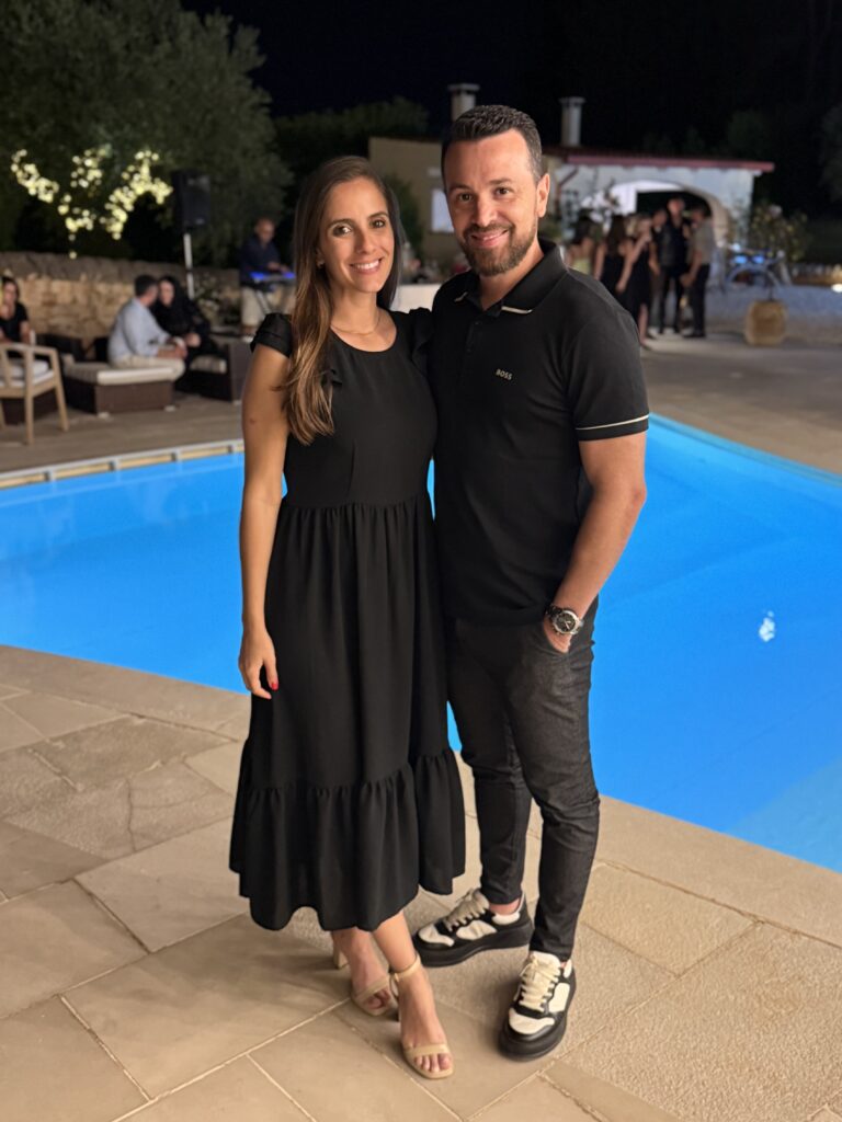 Casal em ambiente elegante na Itália, ao lado da piscina