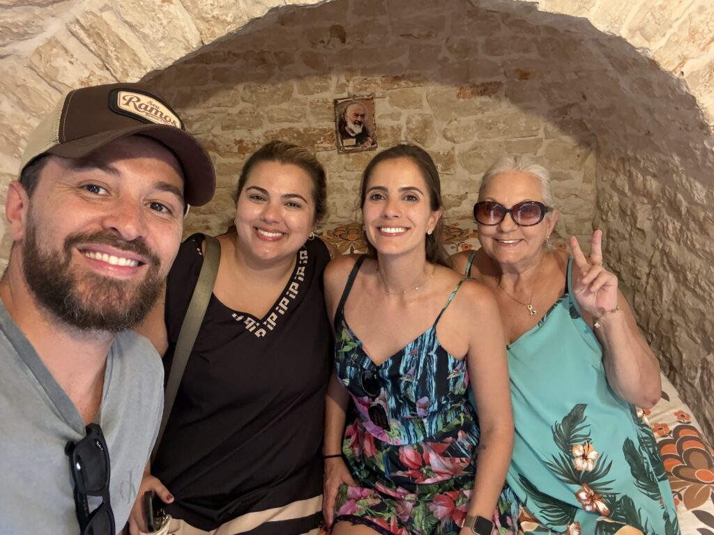 Família durante visita ao interior de um trullo em Alberobello