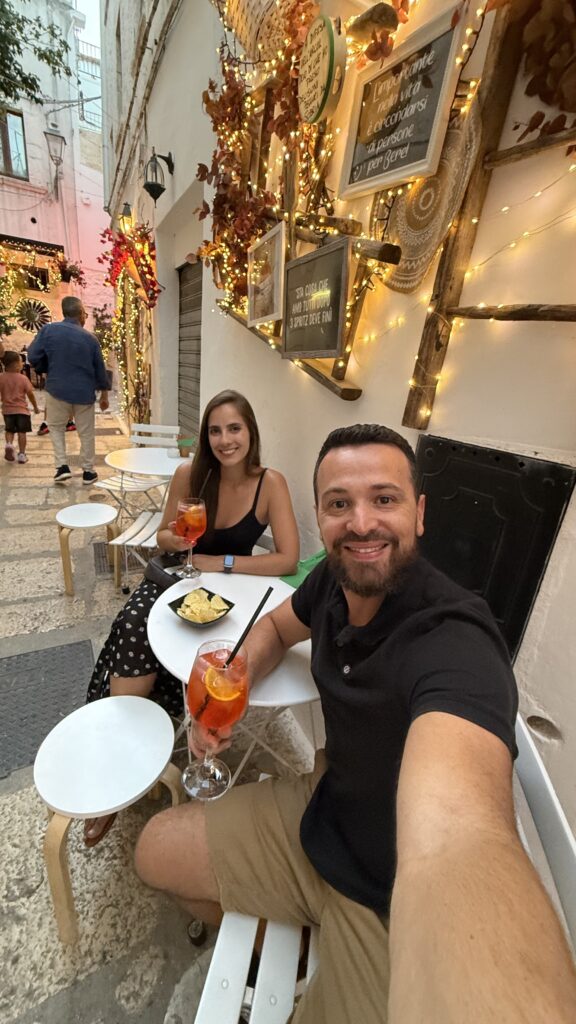 Aperitivo em uma viela italiana durante uma viagem pela Itália