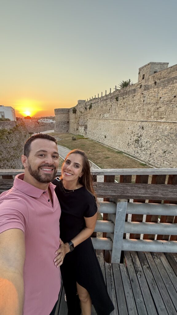 Casal durante uma viagem pela Itália ao pôr do sol