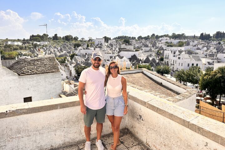 Casal em Alberobello com os trulli ao fundo