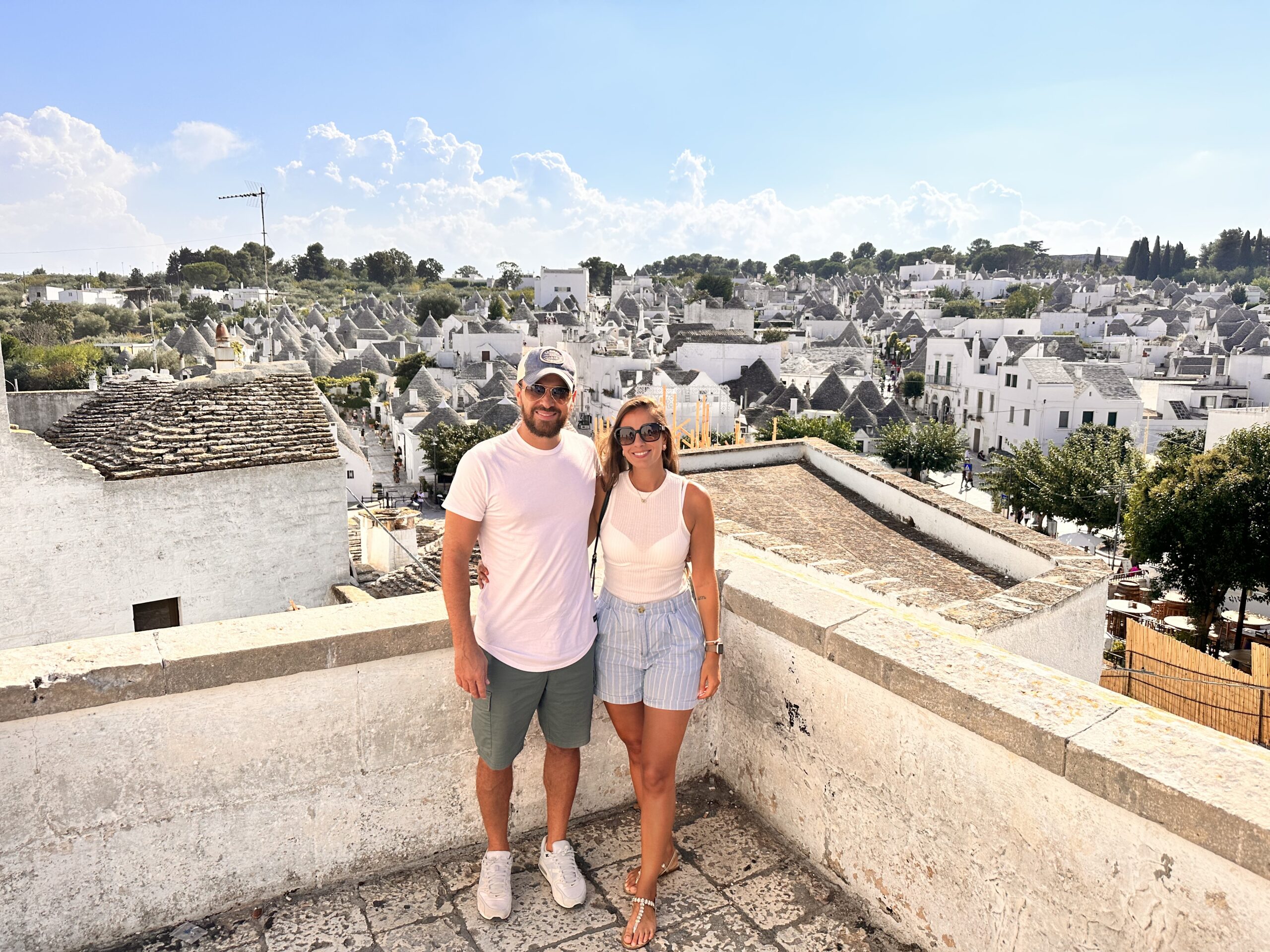 Casal em Alberobello com os trulli ao fundo