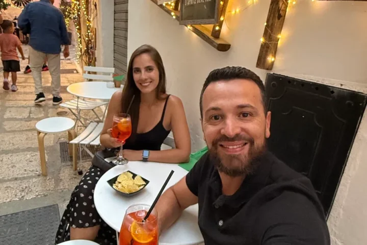 Aperitivo em uma viela italiana durante uma viagem pela Itália