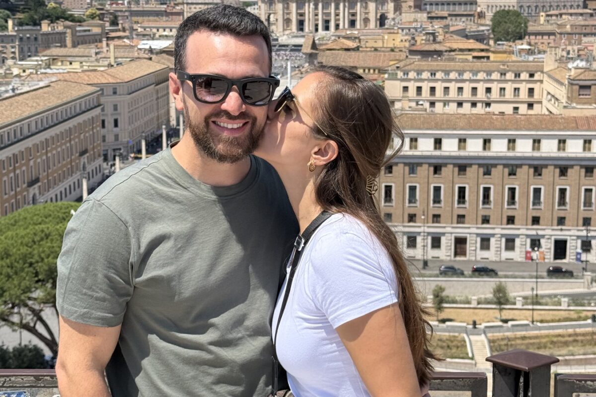 Casal em Roma, com beijo e Basílica de São Pedro ao fundo