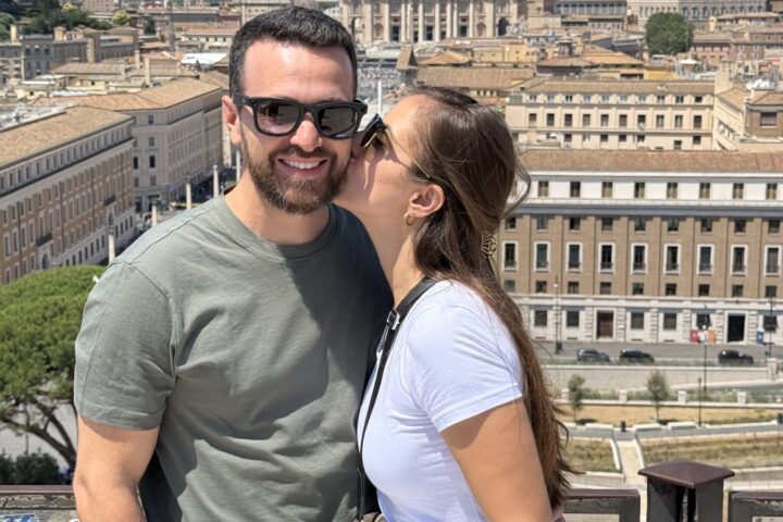 Casal em Roma, com beijo e Basílica de São Pedro ao fundo