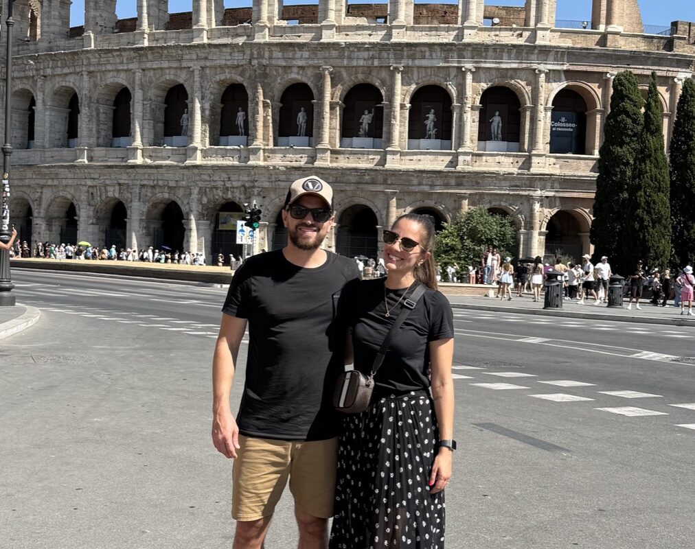 Casal diante do Coliseu, em Roma