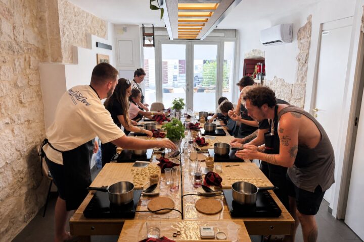 Participantes durante uma cooking class do Mani e Farina na Puglia