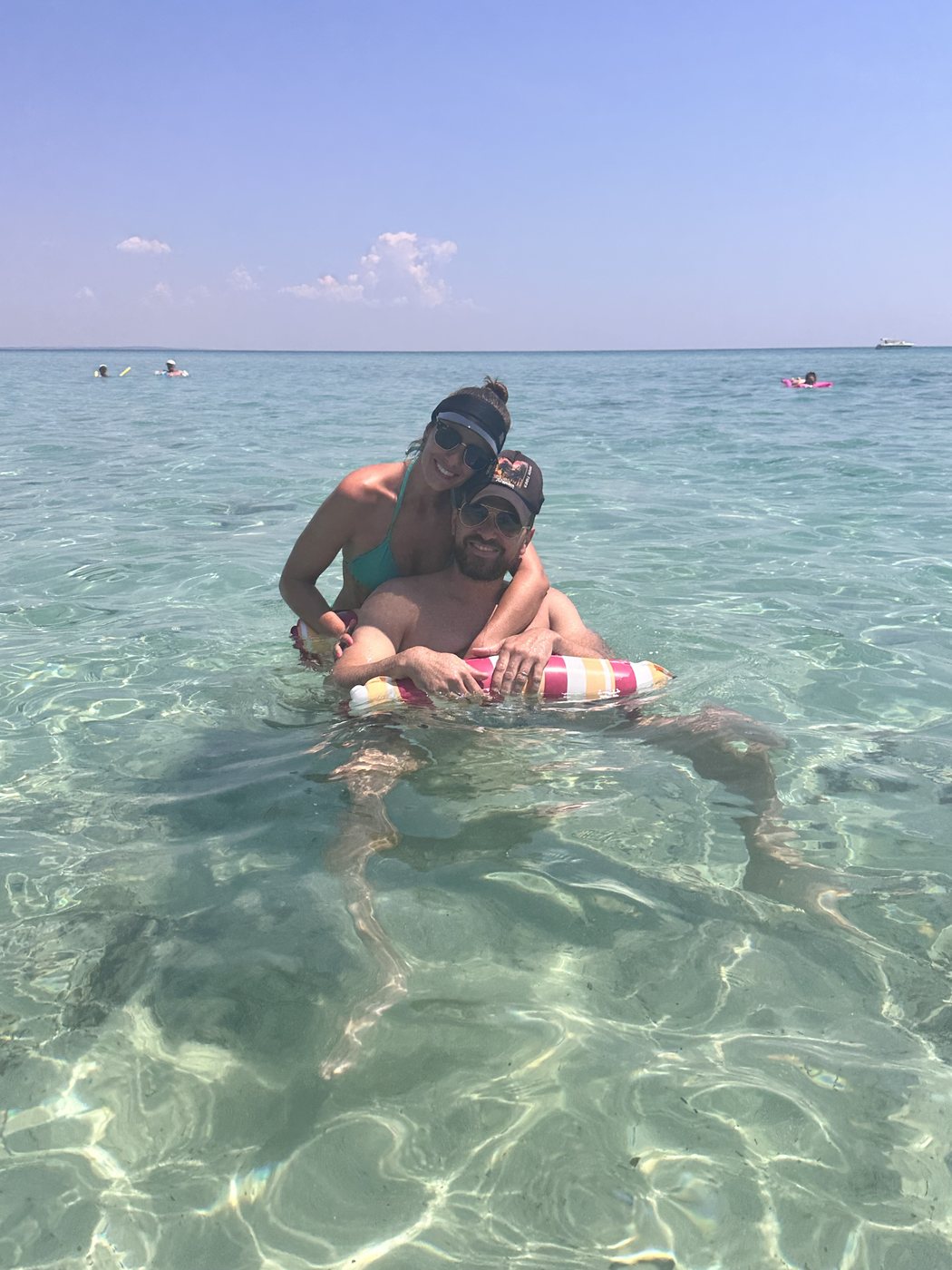 Patrícia e Leonardo aproveitando o mar durante o verão na Puglia