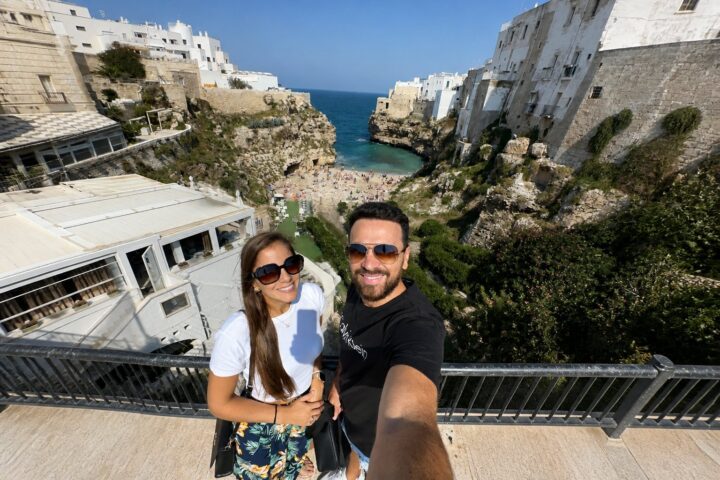 Patrícia e Leonardo em Polignano a Mare durante uma viagem à Puglia em 2023