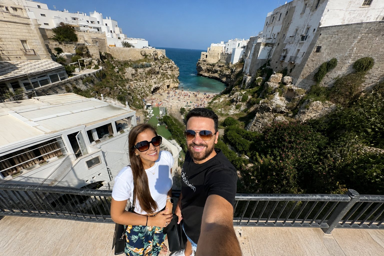 Patrícia e Leonardo em Polignano a Mare durante uma viagem à Puglia em 2023