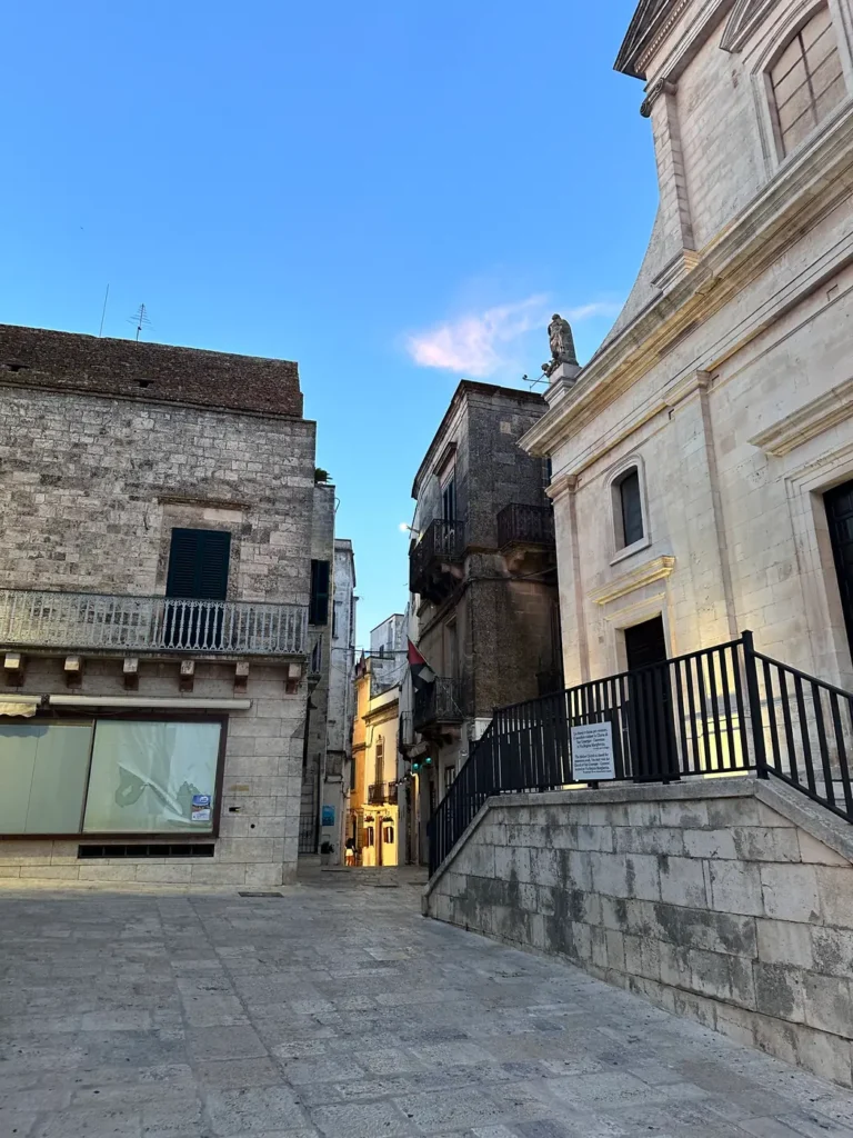 Praça no centro histórico de Cisternino, na Puglia