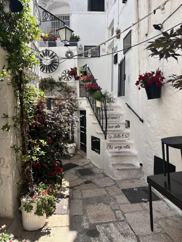 Rua do centro histórico de Cisternino, na Puglia