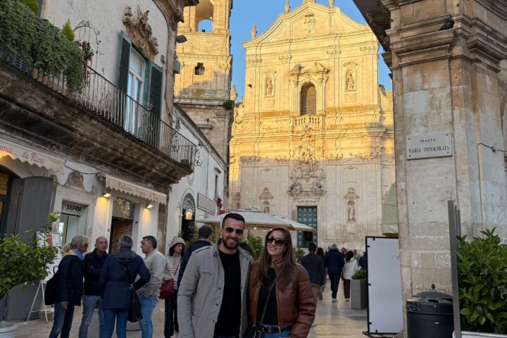 Casal no centro histórico de Martina Franca, na Puglia