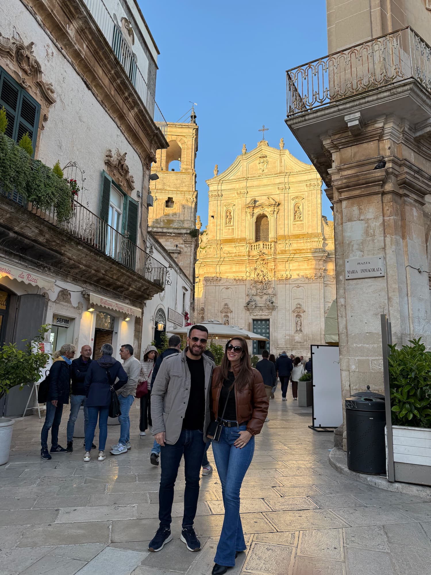 Casal no centro histórico de Martina Franca, na Puglia
