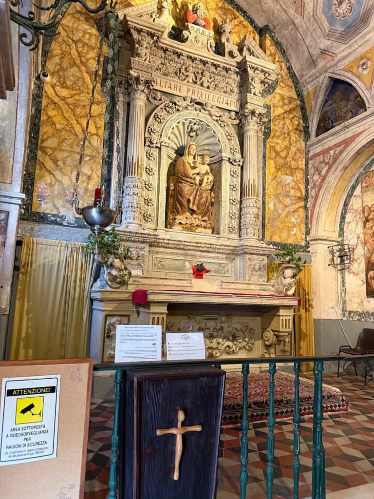 Interior de uma igreja no centro histórico de Martina Franca