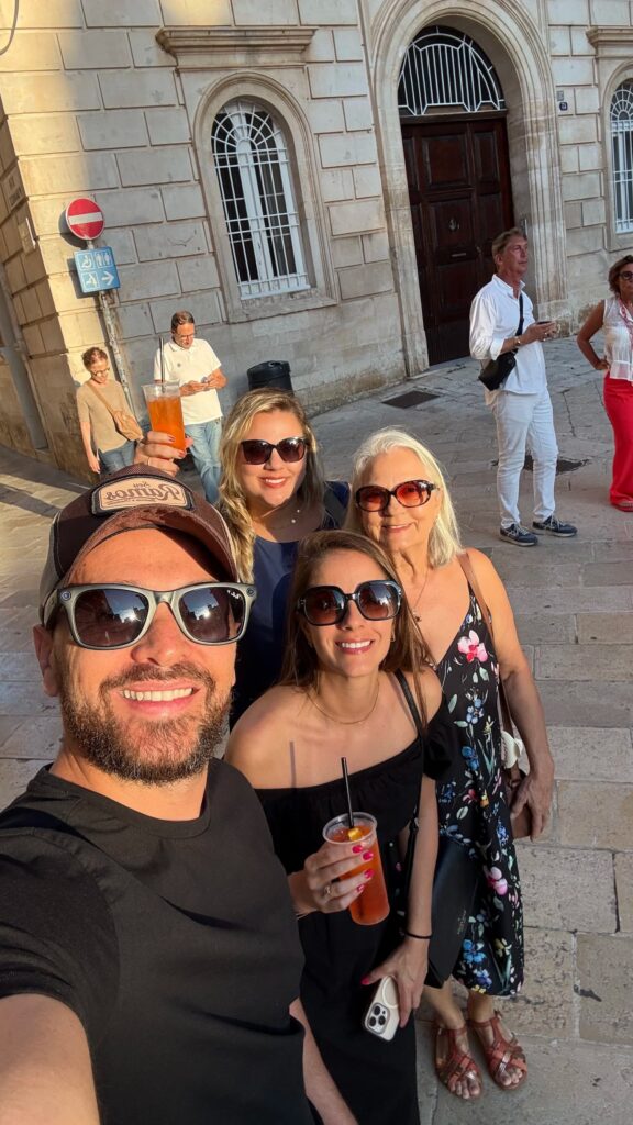 Família passeando pelo centro histórico de Martina Franca