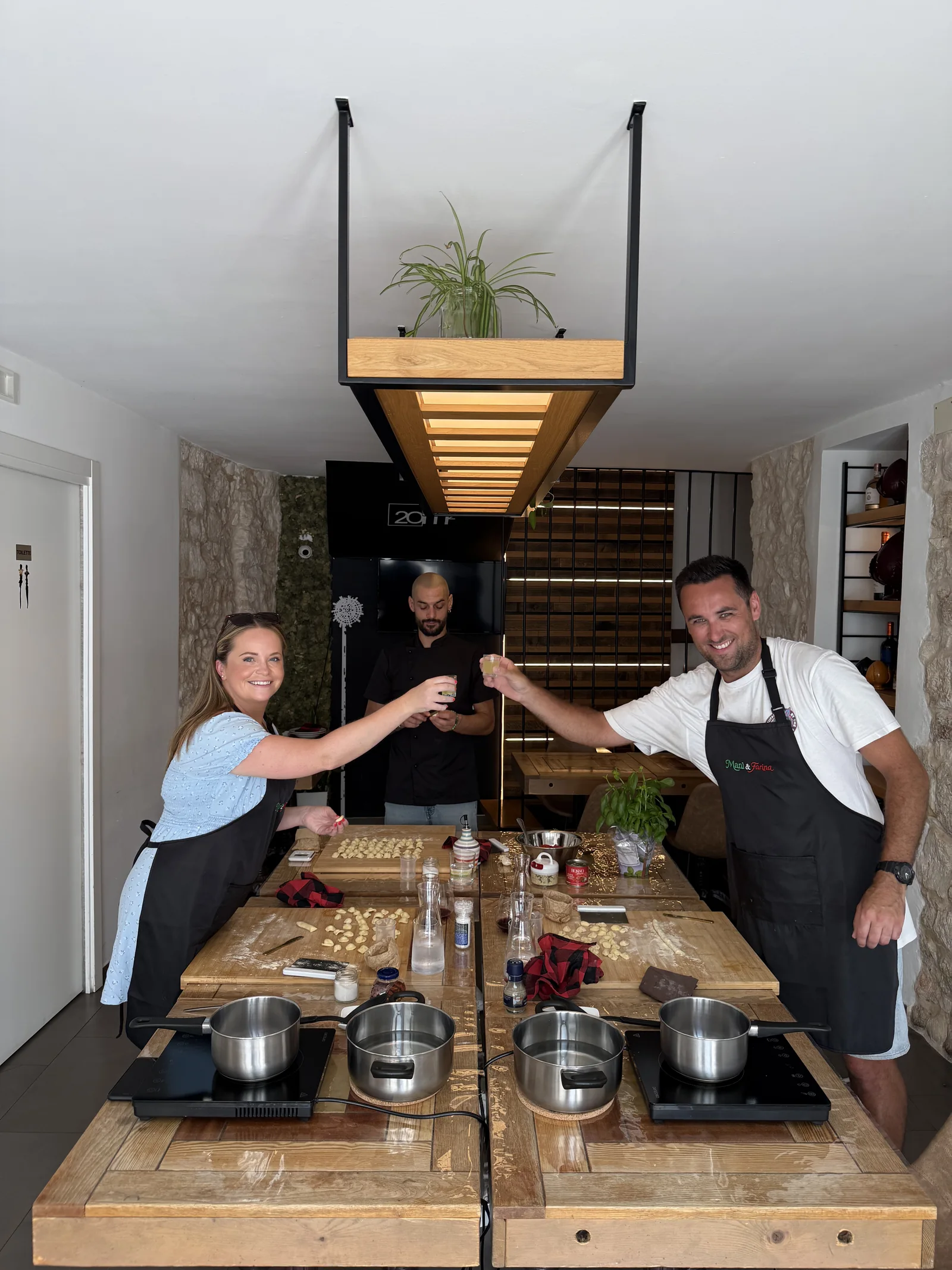 Casal brindando durante uma experiência gastronômica na Puglia