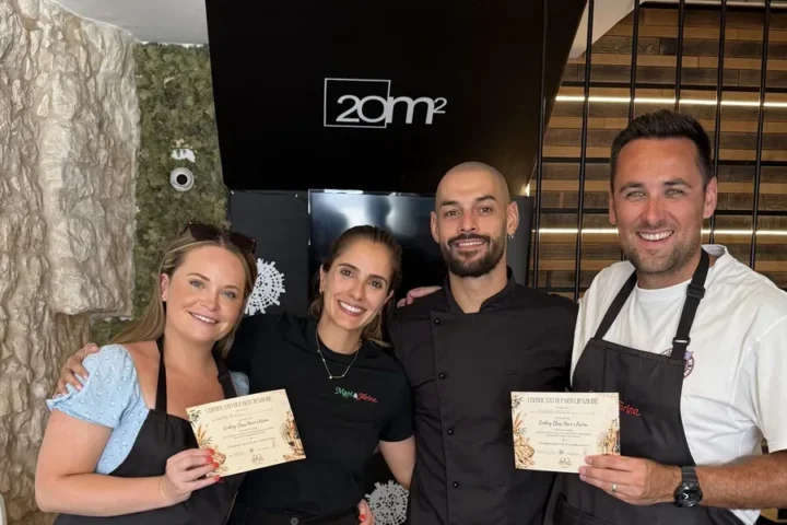 Patrícia trabalhando com chef italiano em cooking class na Puglia