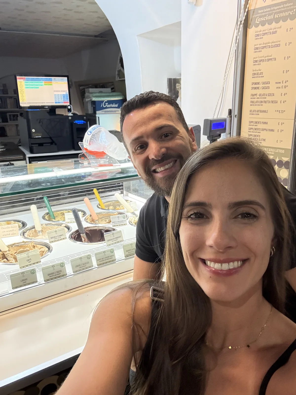 Patrícia e Léo em uma gelateria na Itália