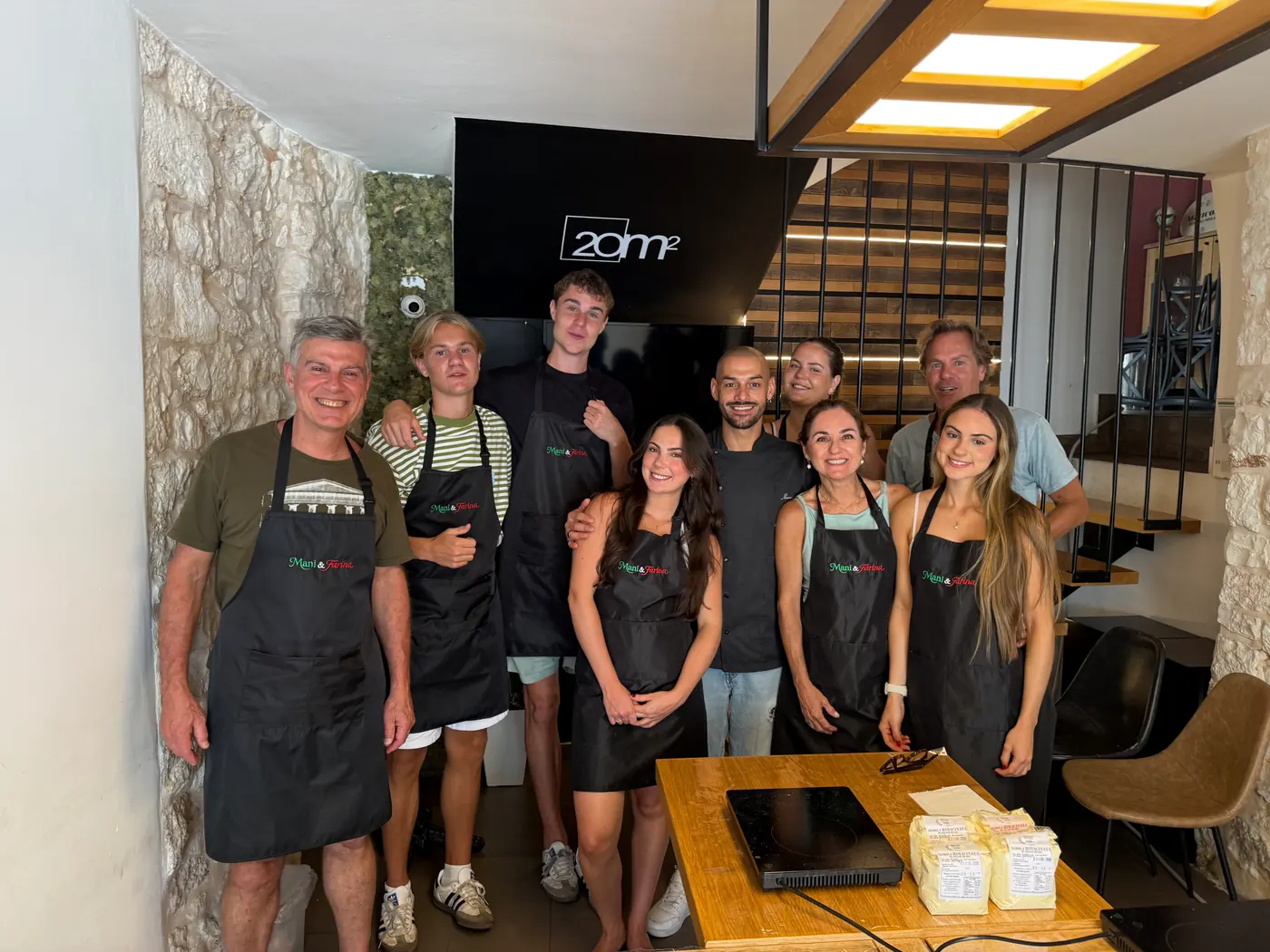 Grupo de participantes em uma experiência de culinária italiana na Puglia