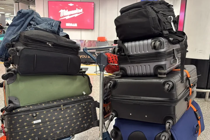 Malas no aeroporto durante uma mudança para a Itália