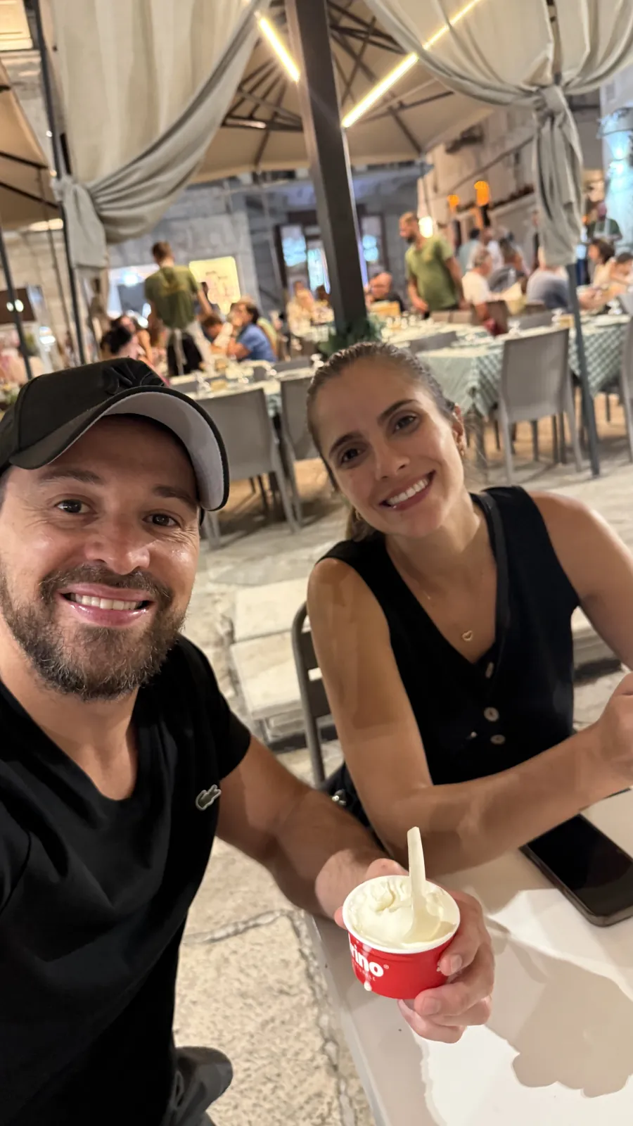 Casal tomando sorvete à noite em Cisternino, na Puglia