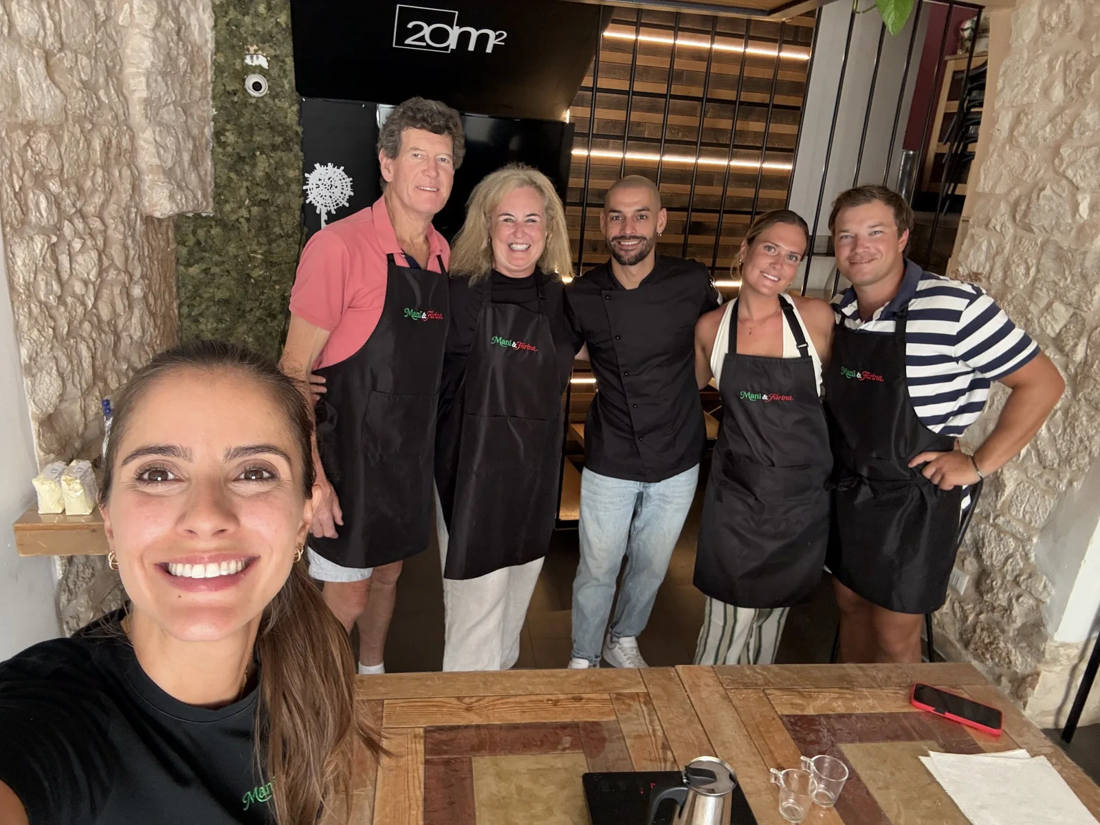 Participantes e equipe após uma experiência gastronômica na Puglia