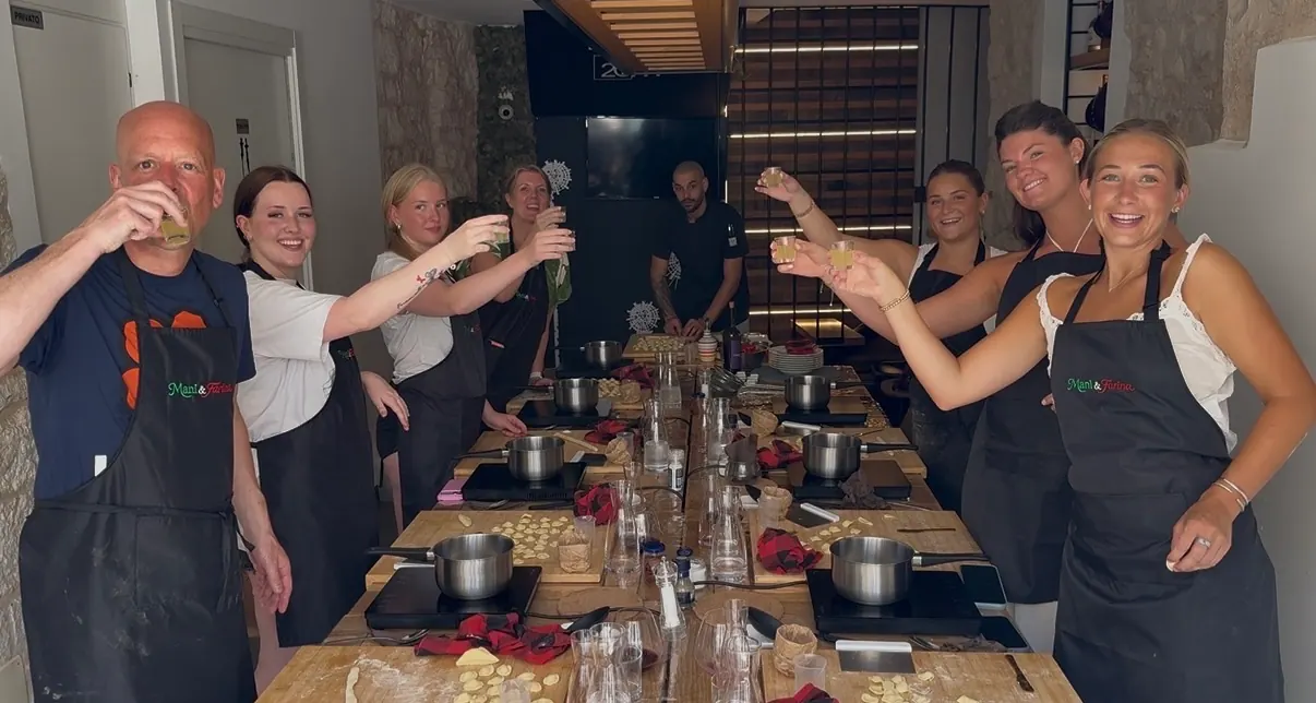 Participantes brindando durante uma experiência gastronômica na Puglia