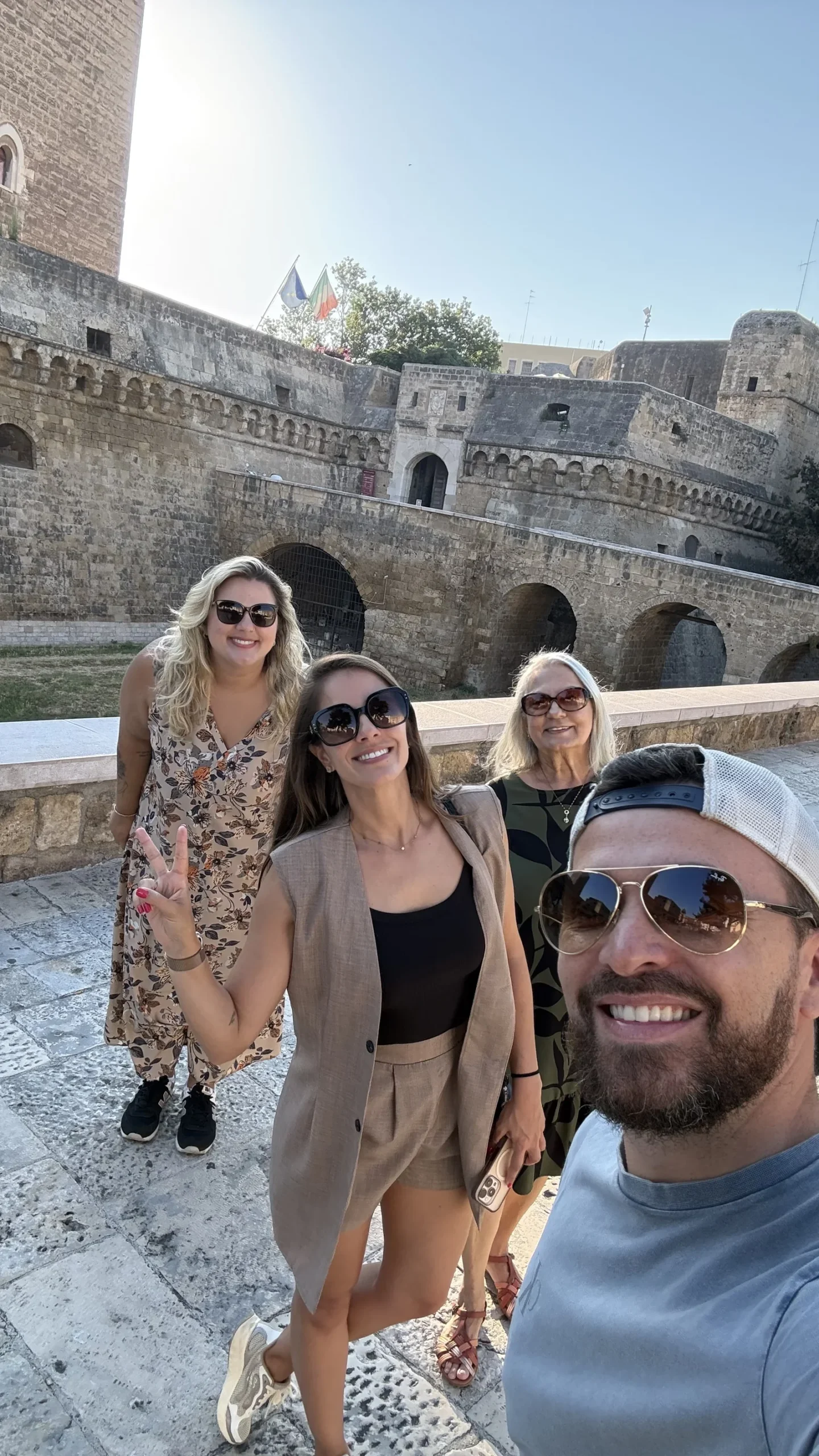 Família passeando pelo centro histórico de Bari, na Puglia