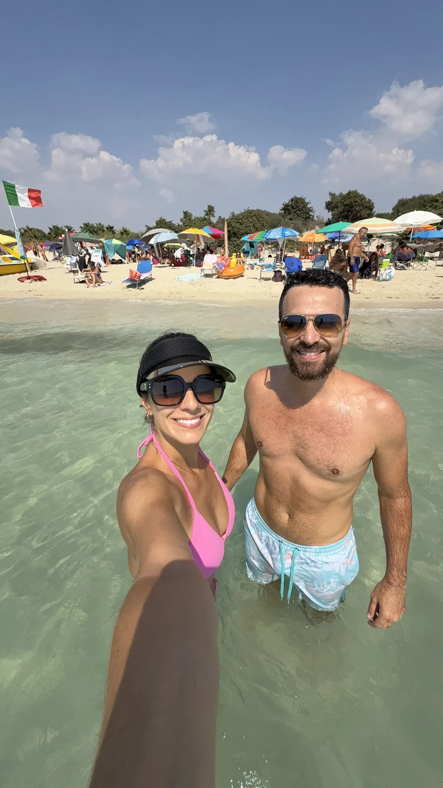 Casal aproveitando uma praia próxima a Cisternino, na Puglia