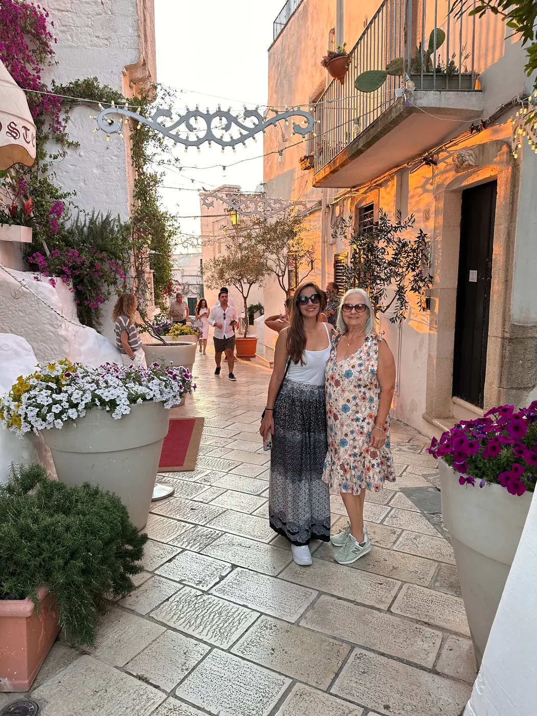 Ruas brancas e floridas do centro histórico de Ostuni