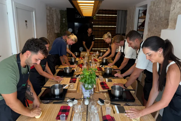 Turistas participando de uma aula de culinária na Puglia
