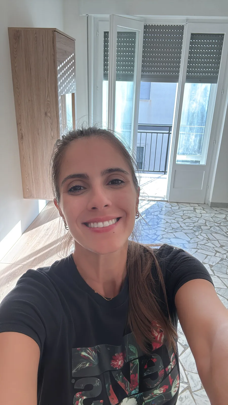 Patrícia no apartamento onde mora atualmente na Puglia