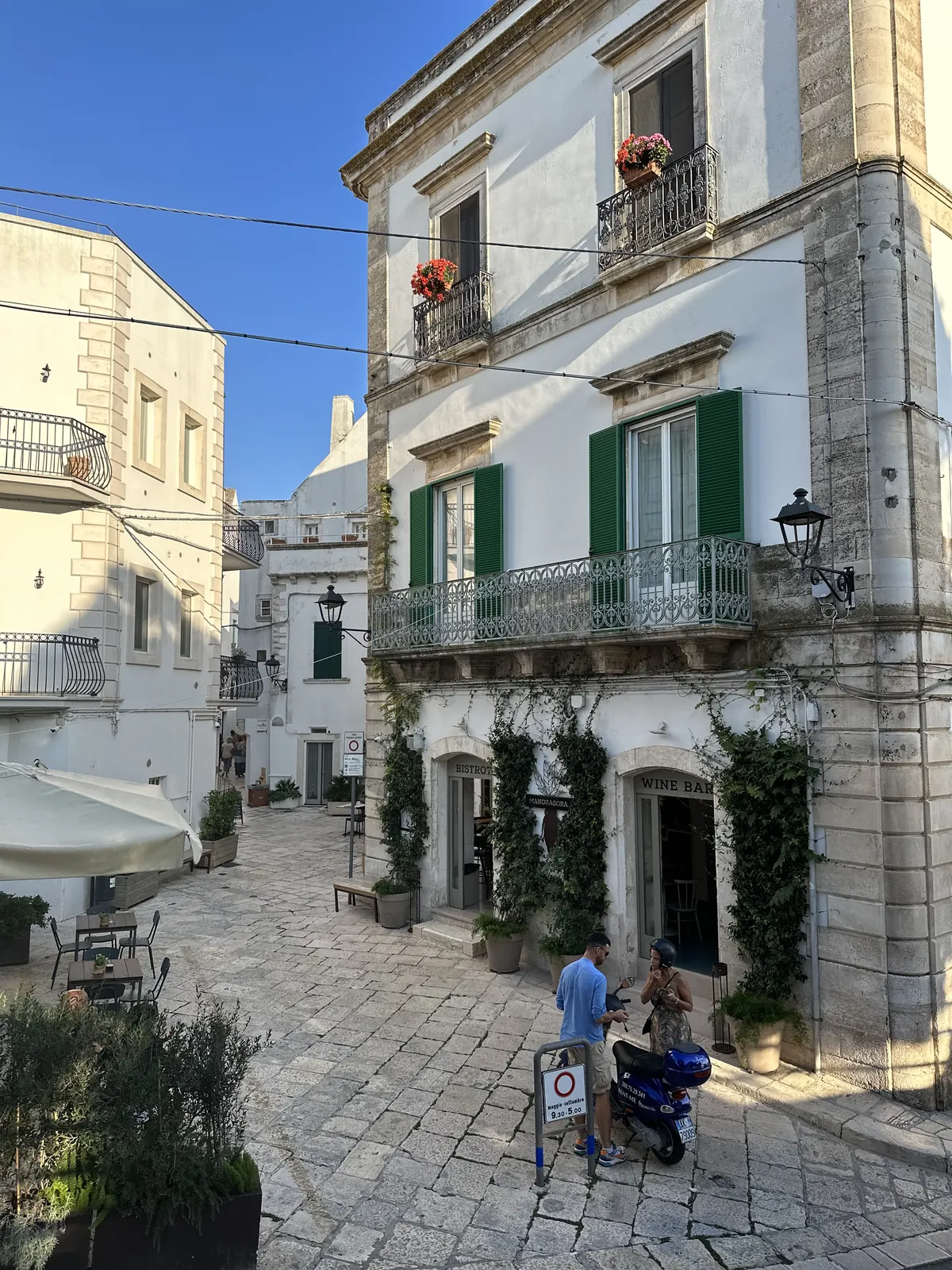 Wine bar e mesas no centro histórico de Locorotondo