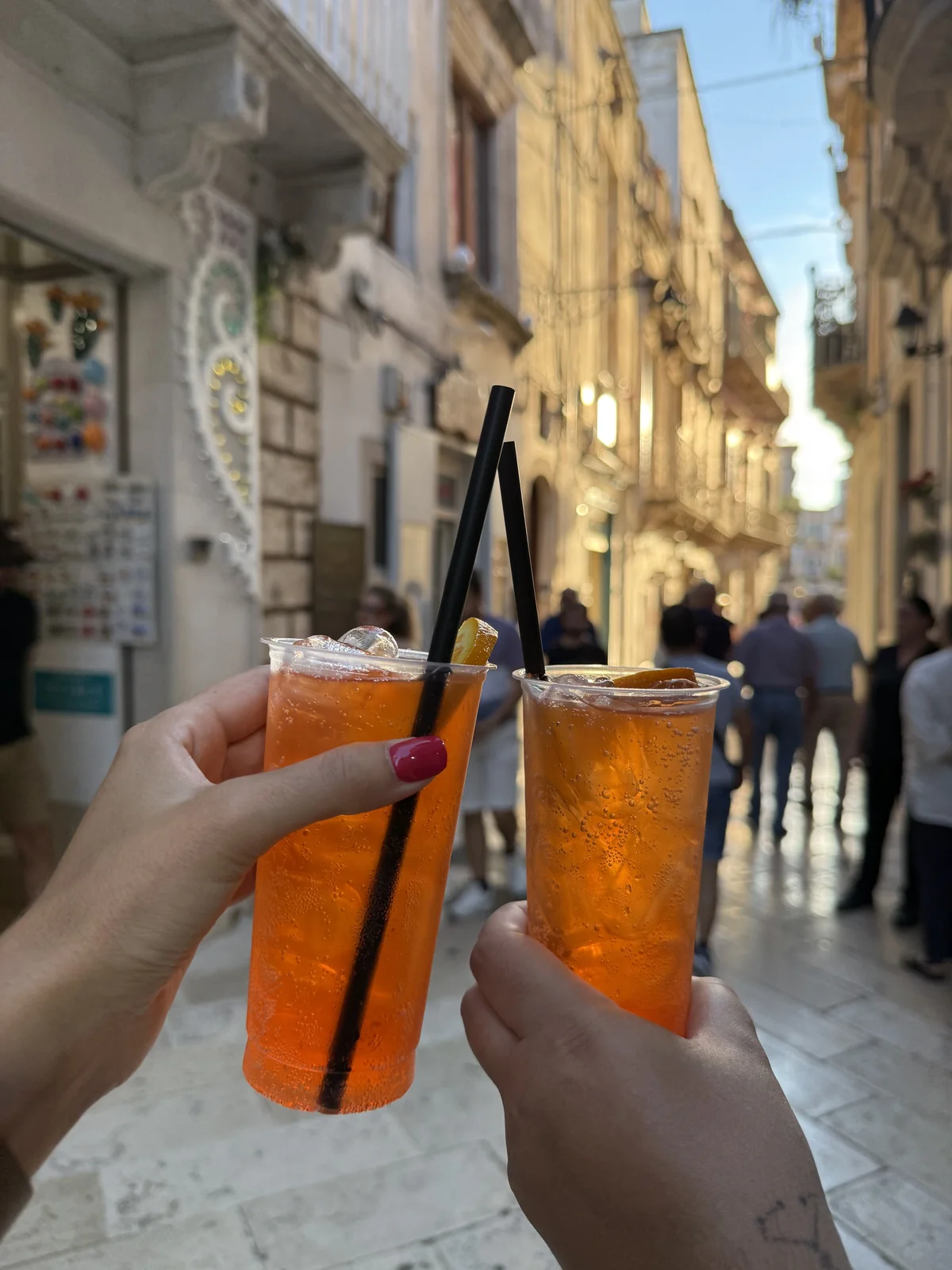 Dois drinks de Aperol Spritz durante um passeio pelo centro histórico de Martina Franca