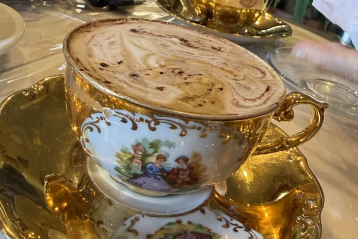 Cappuccino servido em xícara de porcelana decorada em uma cafeteria italiana
