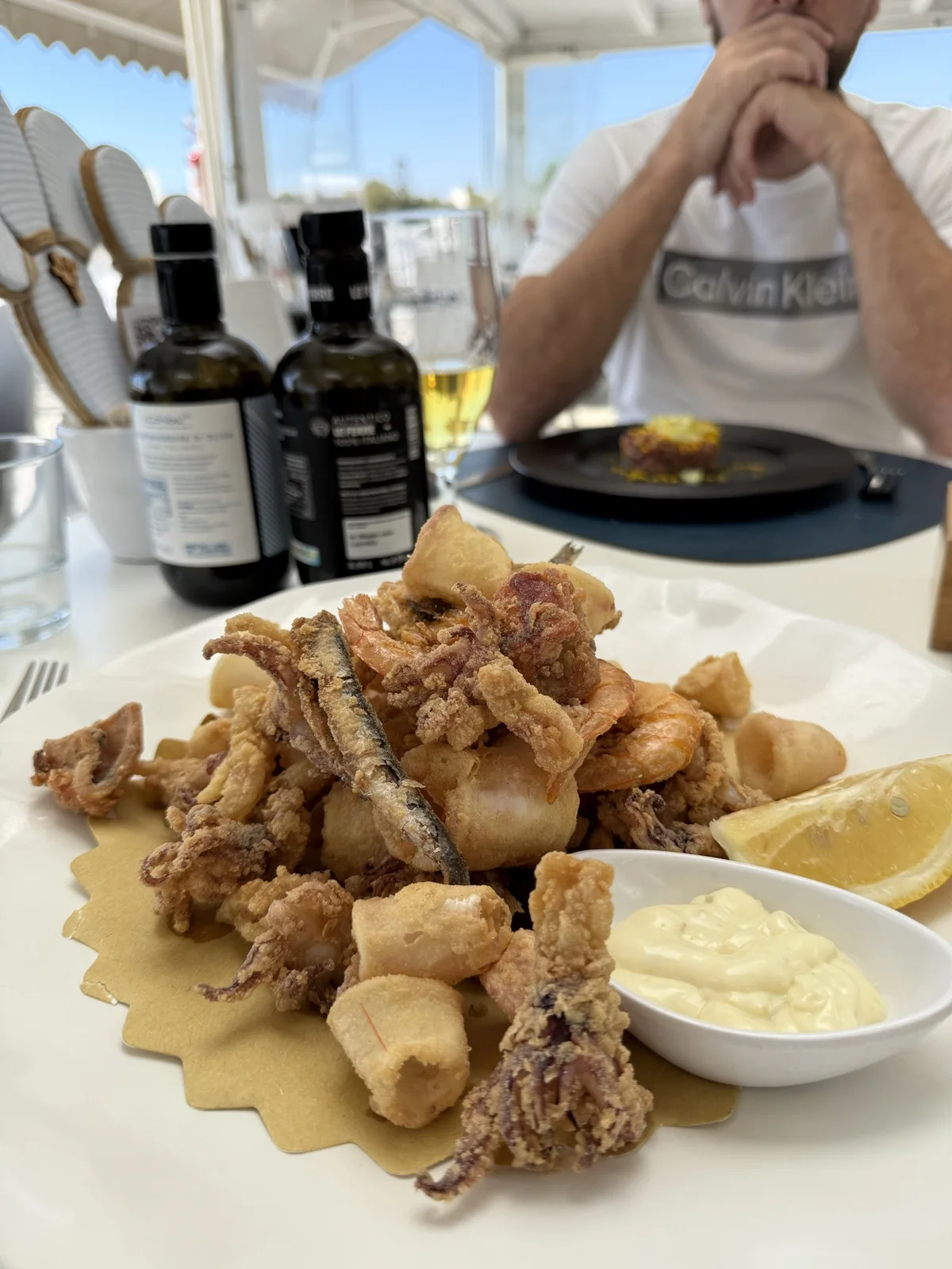 Fritura de frutos do mar servida durante almoço próximo à Spiaggia del Gabbiano, na Puglia