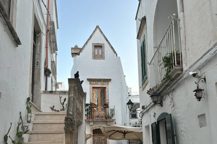 Rua branca no centro histórico de Locorotondo, na Puglia
