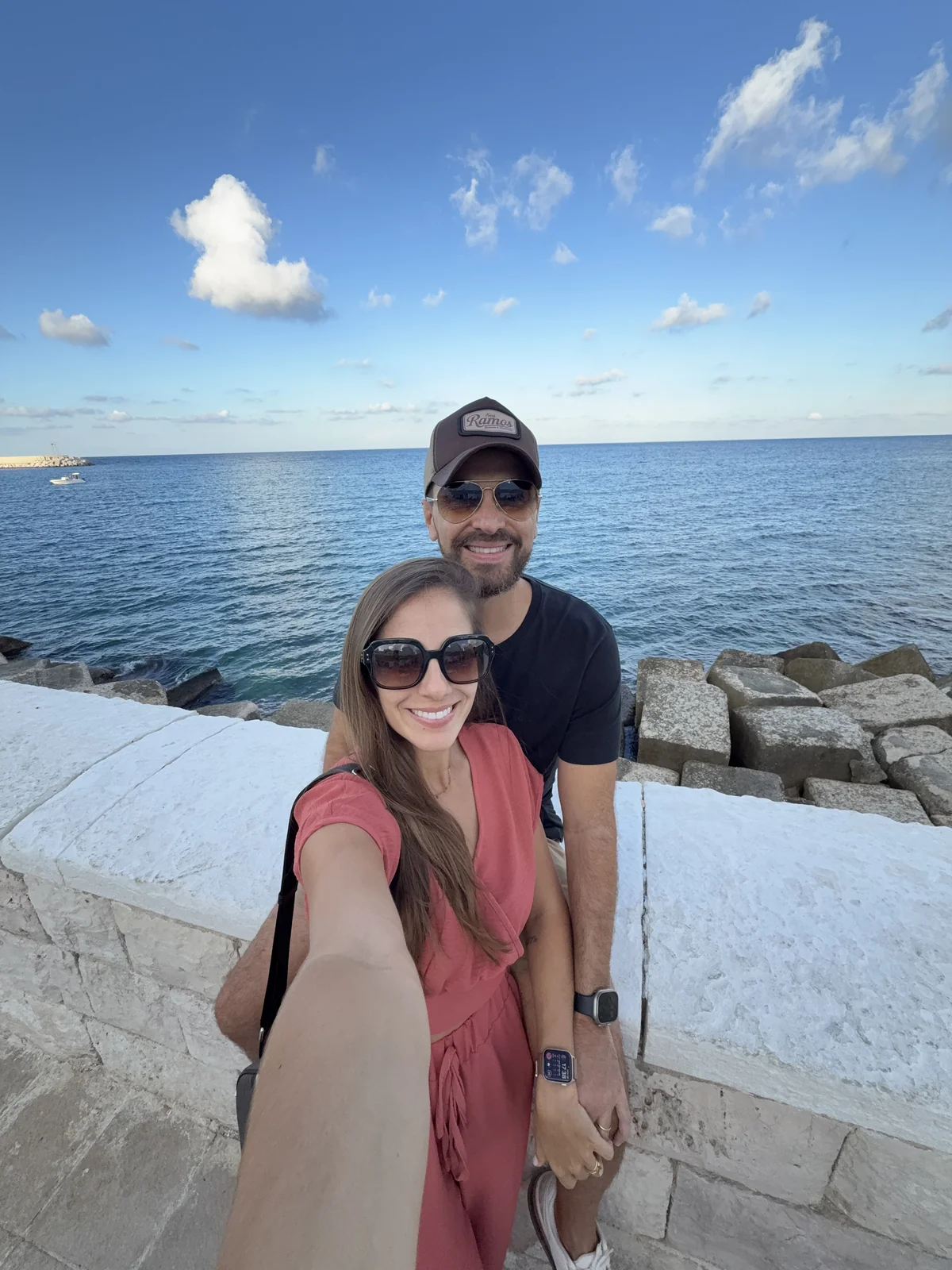 Patrícia e Léo durante passeio pela orla de Monopoli, na Puglia