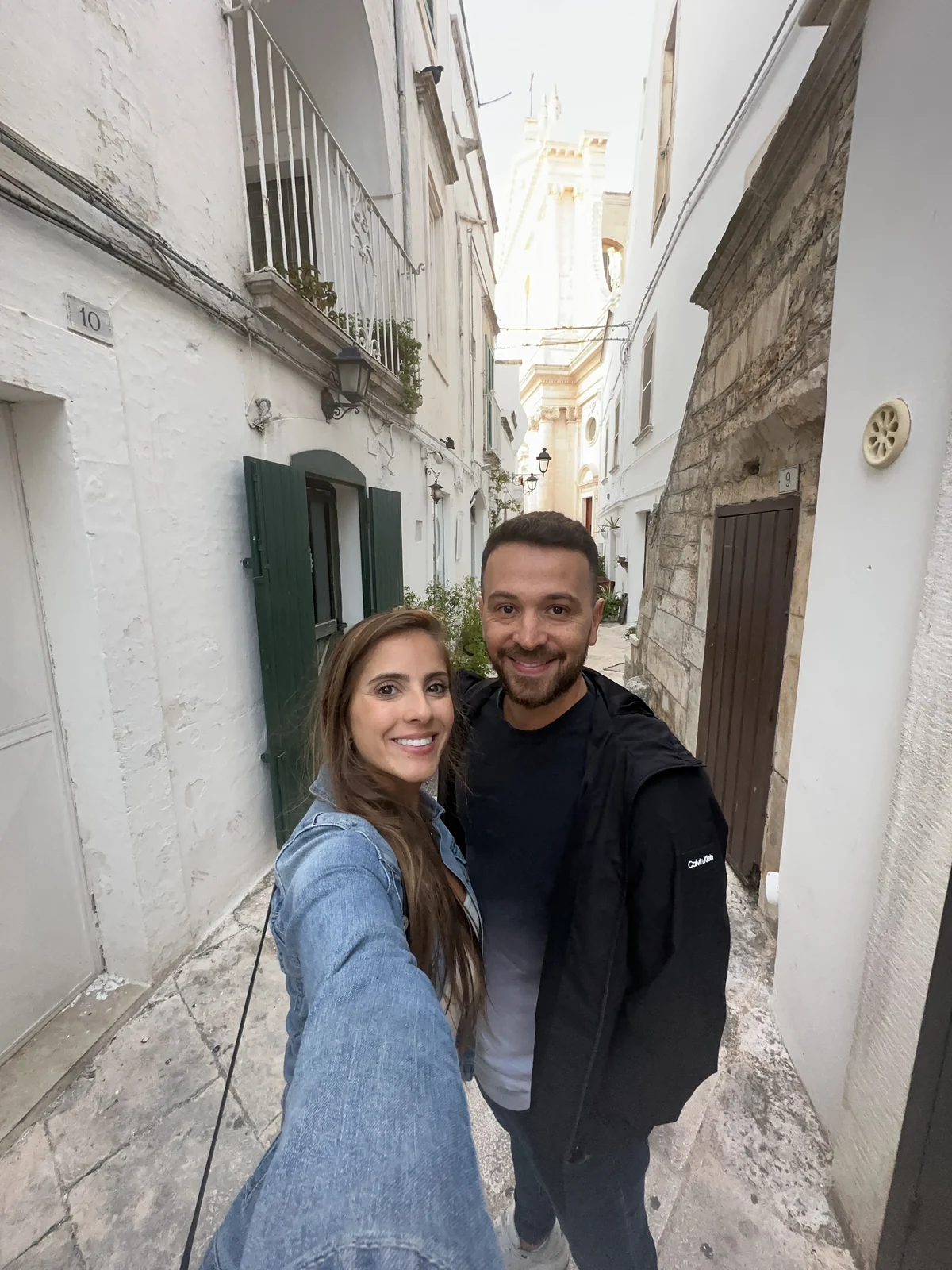 Patrícia e Léo em Locorotondo durante viagem à Puglia em 2023