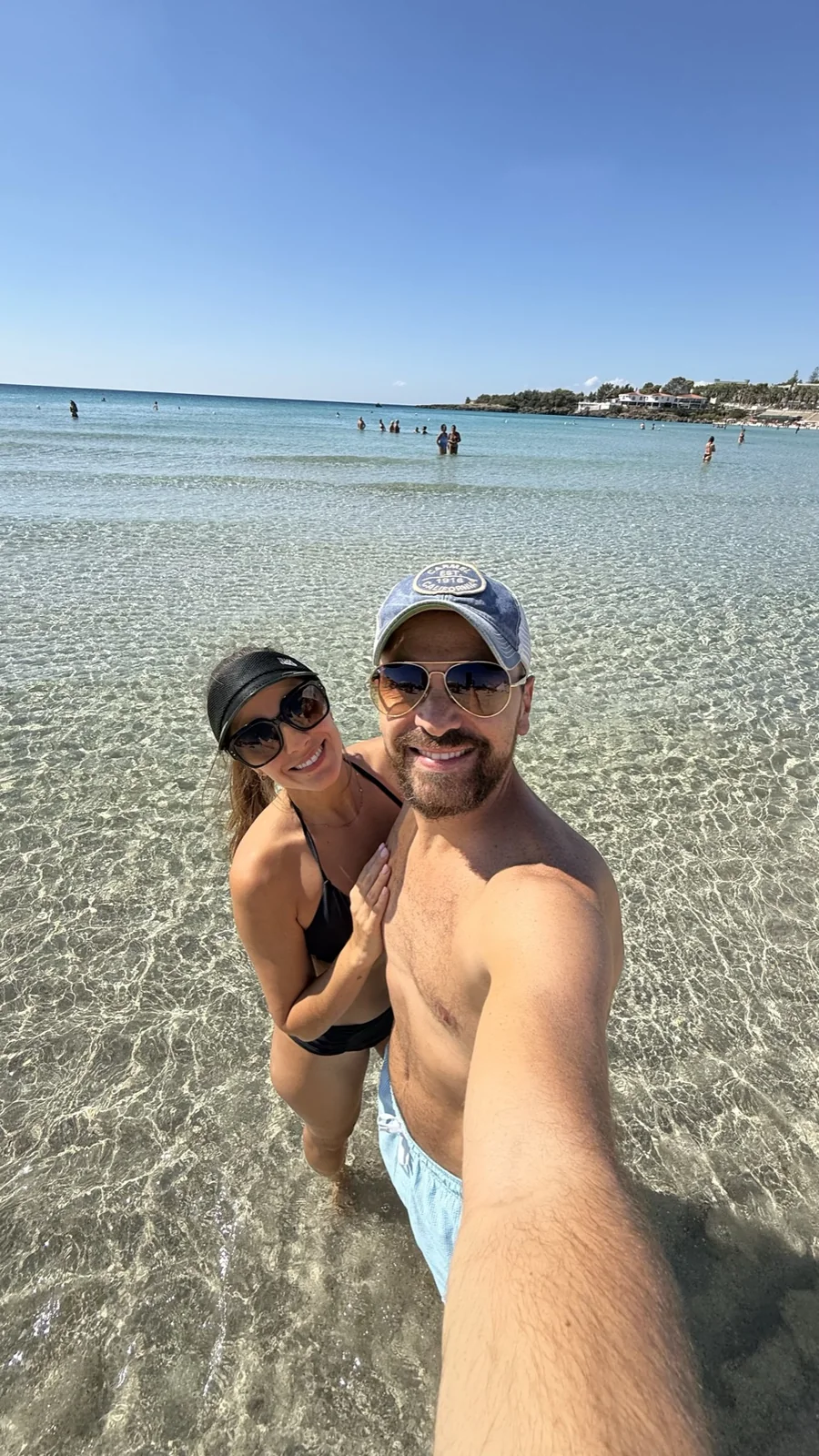 Patrícia e Léo aproveitando o mar na Spiaggia del Gabbiano, na Puglia, em outubro