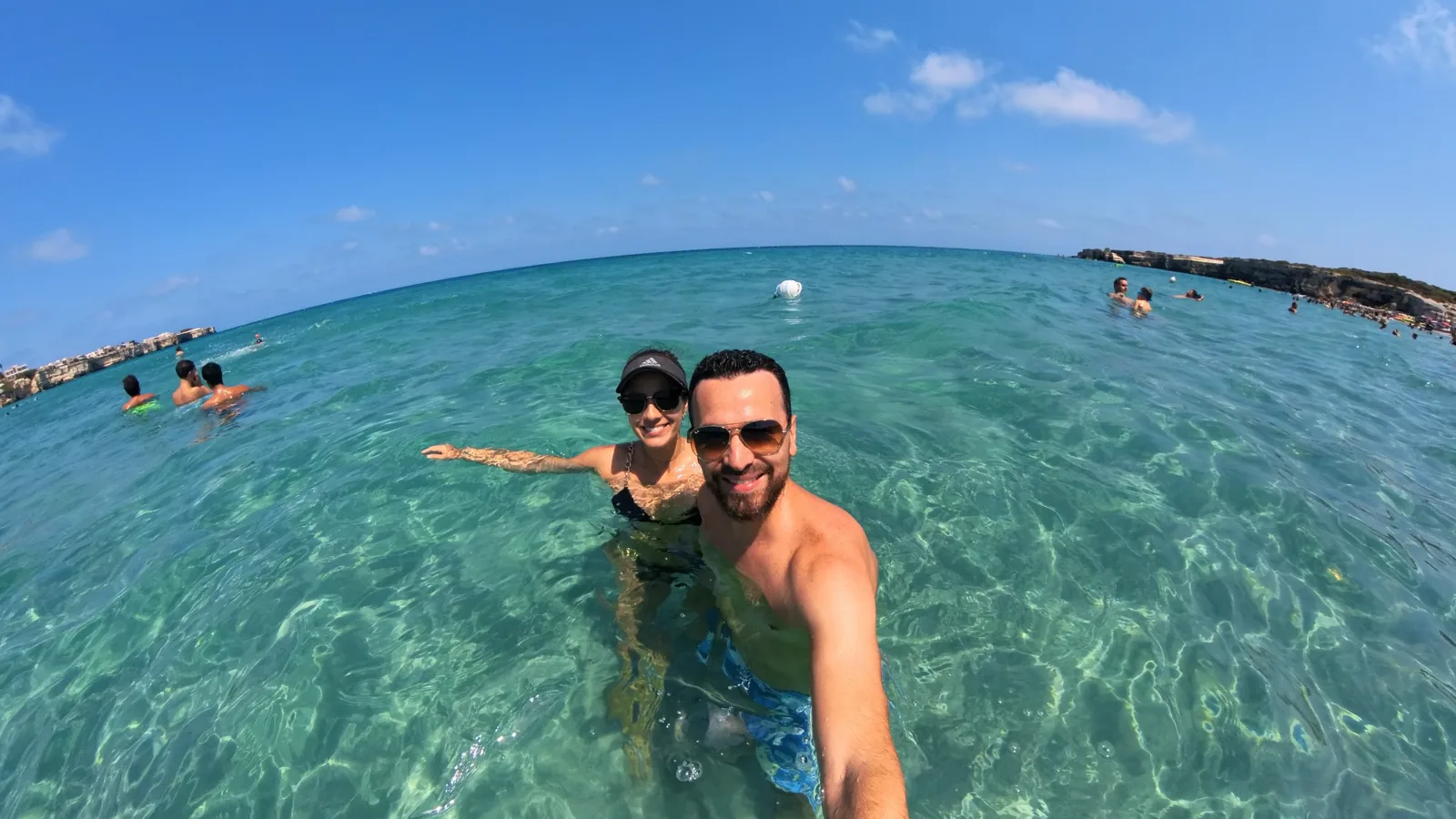 Patrícia e Léo aproveitando o mar na Puglia