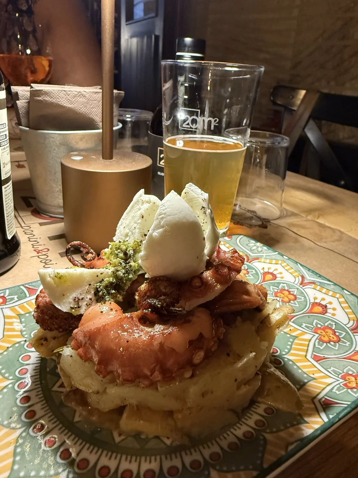 Prato de polvo com batatas servido no restaurante 20m2 em Monopoli