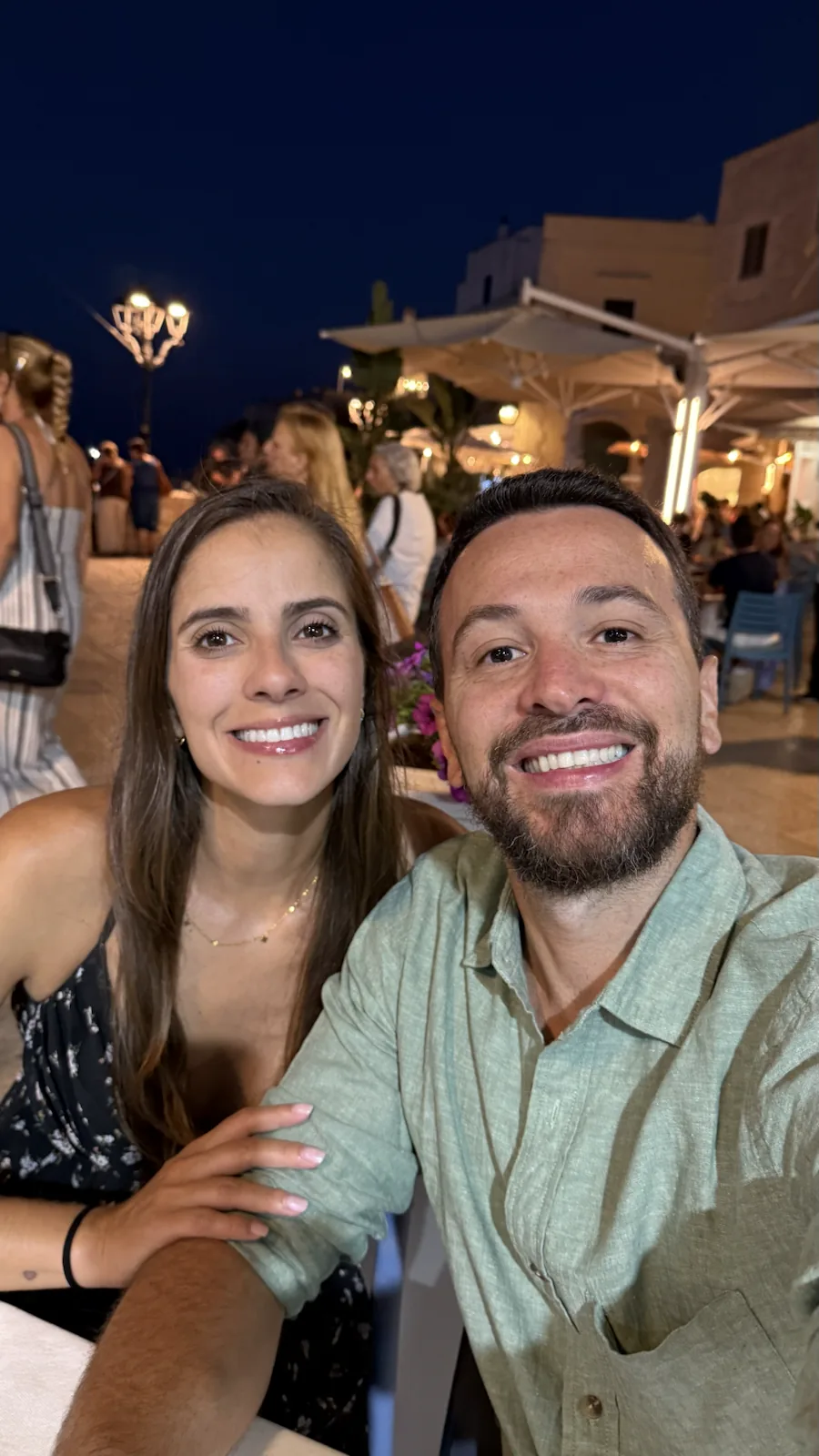 Patrícia e Léo em restaurante na Puglia