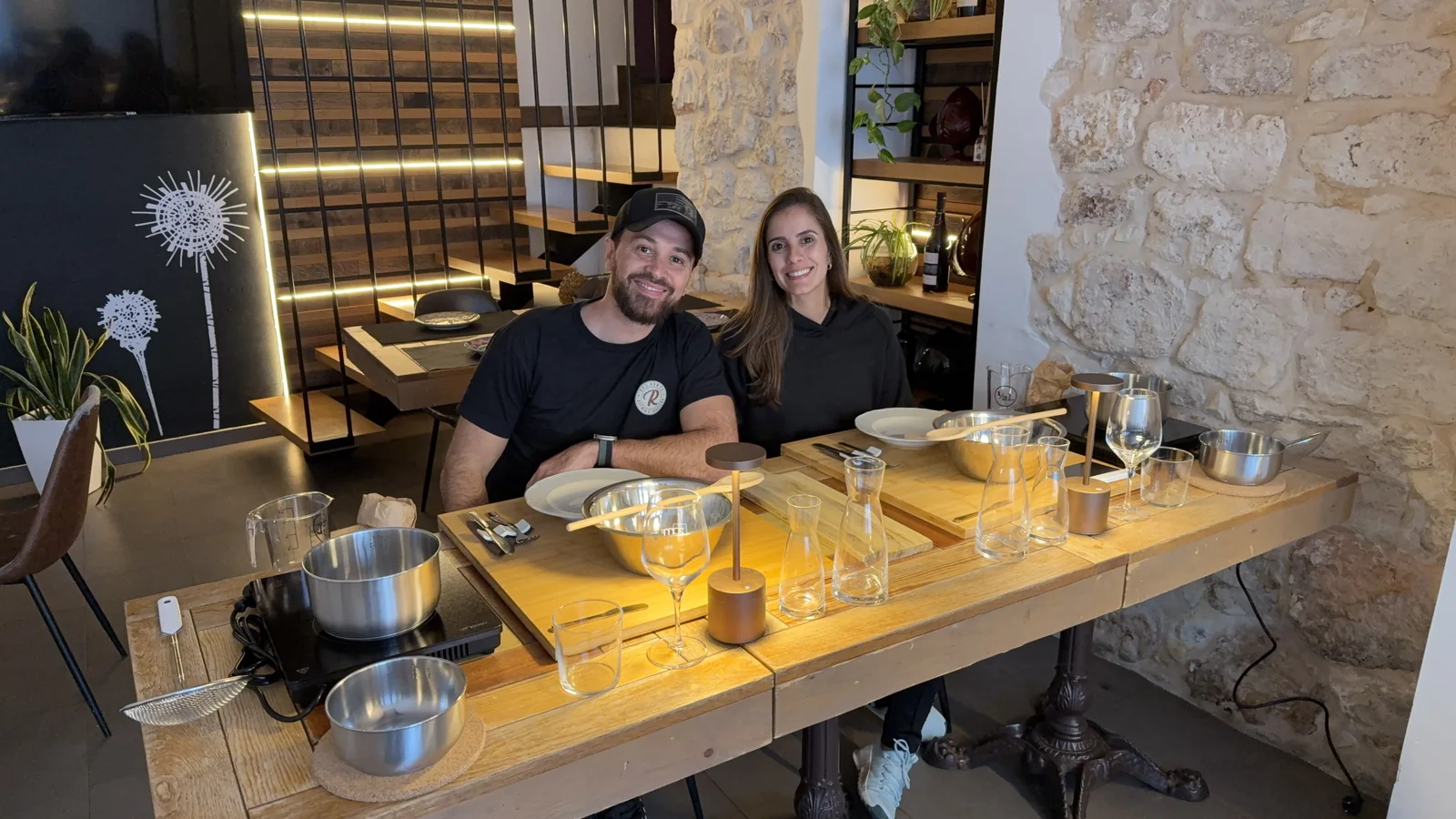 Patrícia e Léo durante a rotina de trabalho com cooking class na Itália